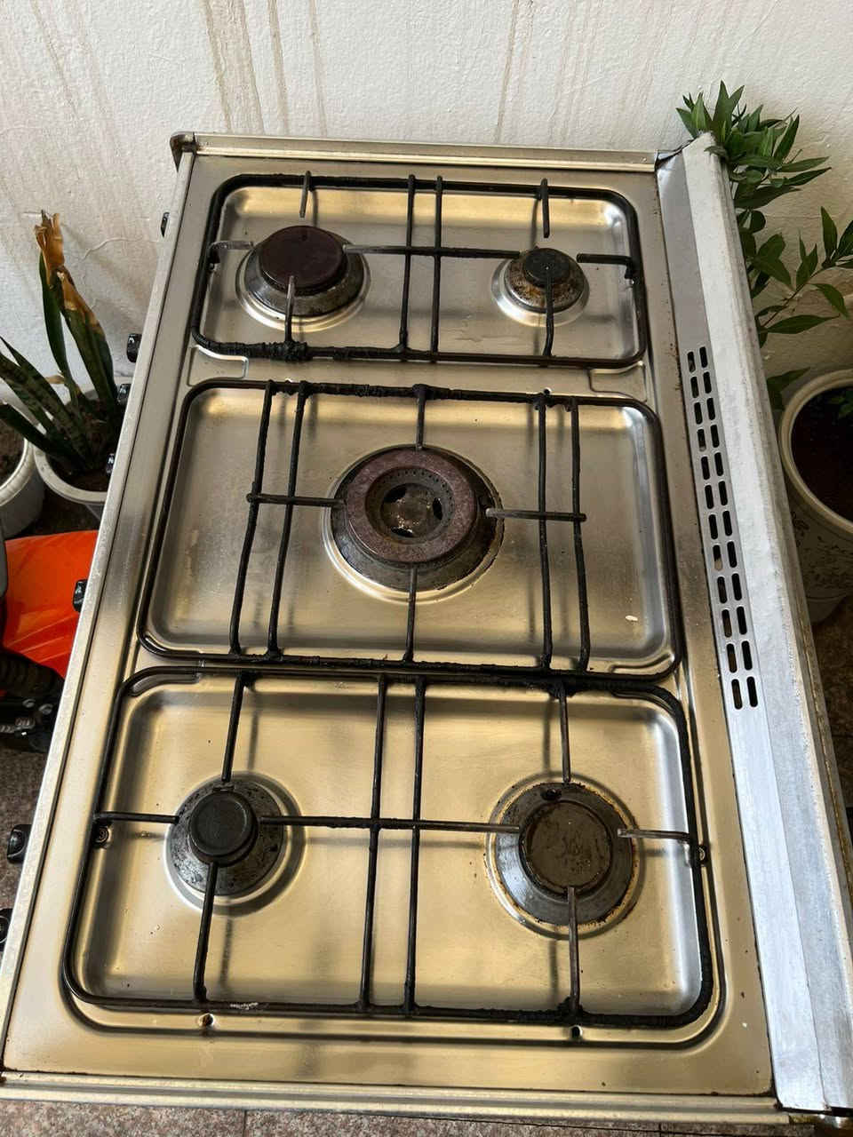 متوفر طباخ نظيف ومابي اي ضرر وكلشي شغال
مكان بغداد الصليخ 
***********
