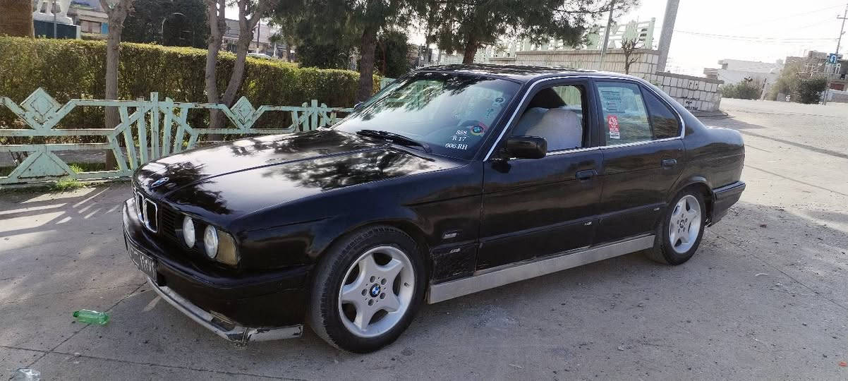 سەرەتا بەناوی  خوای گەورە BMW520گێڕ عادیدەعمولیدراوی نیە چوارەتایەویلی لۆکی لەژێرە چرکەی تیانیە کارەبای مەزبووتە زۆر بەقوتە چوارجام کاربای  تەجیلی ئیش دەکات تاقم پێشی لۆکی بۆ بەستراوە لایت ئەڵقەیە  باتری تازەیە سعری15گەلاو مەعامەلە شوین سەید سادق ژم***********
