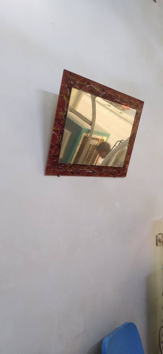 كراسي حلاقة عدد ٢ مع  مري عدد ٤ كما موظحة   الدرك مغلفة للحماية من التلف للبيع  المكان  مدينة الصدر رقم الهاتف *********** يوجد واتساب
