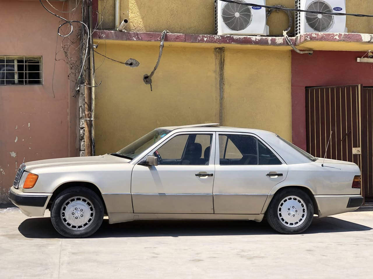 السلام عليكم
مرسيدس دب 

موديل 1986 بل سنويه اصل 1987

قفل مركزي

سلايت 

اريل كهرب 

كشرها نضيف 

ويلاه جدد

قواعد الدبلات سليمه

سياره جاهزه ما تصرف عليها برغي 

السعر 50 وبيها مجال للطيبين والشراي

للتواصل *********** بي واتس
