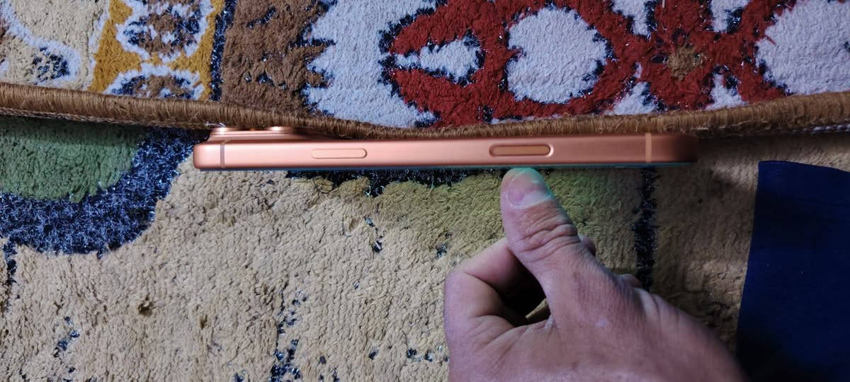 مبايل ايفون 17 برو ماكس دورات الشحن 27 استعمال 10 ايام كفاله عامه اي شخط مابي معا ضمان ماستر  مكان النجف الاشرف السعر مليونين 200  بي مجال قليل ///  رقم الهاتف ***********
