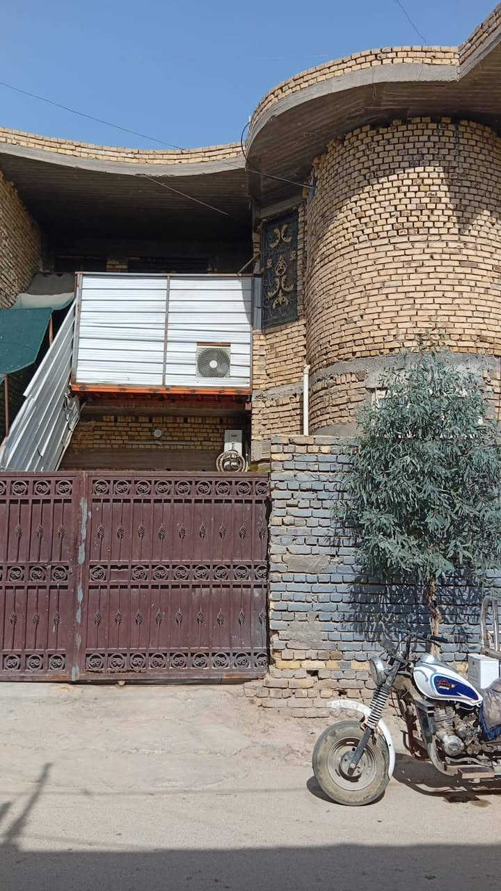 بيت للبيع في التضحيه شارع الملعب قرب الجامعه الوطنيه مساحته 228متر طابقين بي شقتين مأجرات والطابق الأول غرفيتن وصاله ومطبخ واستقبال وصحيات وكراج سياره البيت جدآ نظيف جاهز سكن فقط ناقص ستاره وسعره 280 وبي مجال


**إذا كنت صاحب هذا الإعلان وتريد حذفه لأي سبب، رجاءا أرسل رسالة إلى الدعم الفني**