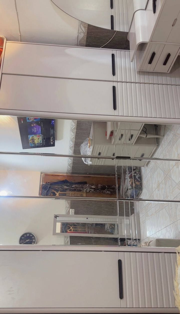 غرفه نوم تركي شاه اخذتها ب ٣ملايين و٢٠٠ واريد أشيل ورايدها ب مليون وربع الغرفه ٩قطع ( كنتور ٦ أبواب وچربايه وميز مرايا وميز درور ومرايا زاويه وطابوريه وشازلون وميز صغير عدد ٢) + الدوشگ هديه🎁رقم الهاتف ***********
