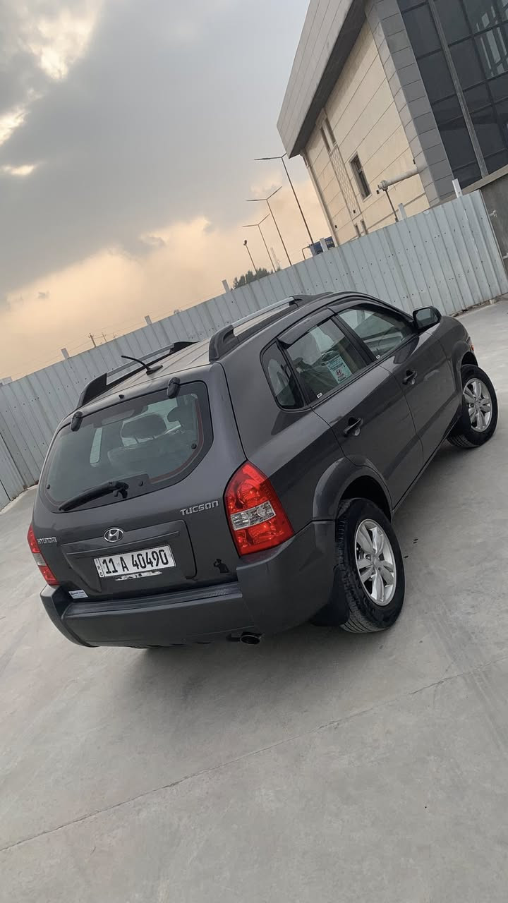 توسان ٢٠٠٩
محرك ٢٠٠٠ دوش 

وارد امريكي

 بيها طخه بسيطة بشباك وبنيد مبدل ولقديم موجود ولباقي كفالة الباقي كله ليبل واحد 

ماشية ٧٢ حقيقي 

تخم تاير جديد 

تبريد ثلج 

محرك مكفول من الفتح مع الكير 

السيارة جديدة الله شاهد 

مكاني البياع حي العلام 
السعر ١٢٠ وبيها مجال كلش قليل 

***********
