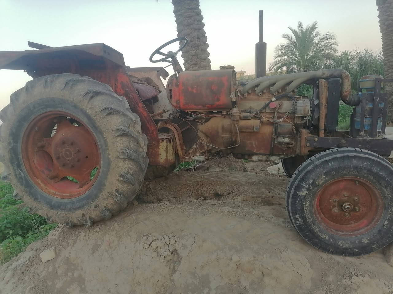 سلام عليكم عنتر موديل ٨٤ كير ومحرك وصدر شغل جديد وراها فدان ومعدلان وخرماشه بدون تحويل السعراربعه ونص ***********@
