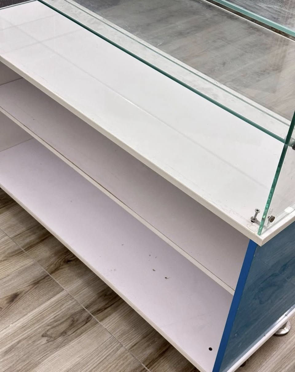 فاترينه للبيع السعر 100 الف 
موقعها داخل الفلوجة القطعة نظيفة جداً 
كدامك مابيها اي ضربه 
الي يحب يحجزها يراسلني
 او يتصل على الرقم ***********
