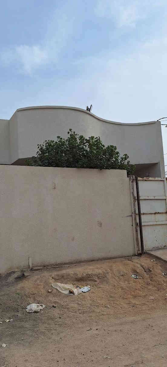 دار للبيع مع محل اسواق  المساحه 200 متر 
ركن صاير 
طابق واحد  
الطابق الثاني نص بنيان 
صاله واستقبال ومطبخ وصحيات خارجيه وداخليه 
وغرفتين نوم 
صب كونكريت
البناء طابوق
 ساحه جبيره بيه  
عرض الشارع  8 متر 
العنوان كربلاء المقدسة.  الحر  منطقة السواده 
خلف المولده الثانيه بالفرع وتنزل  100 متر
البنيان جديد وكله سيراميك ويخبل
للاستفسار على هذه الرقم بيه وتساب 
***********    وايضا ماسنجر موجود
