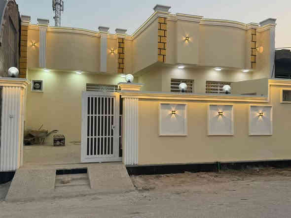 السلام عليكم دار للبيع مساحة ٢٠٠متر خلف التجاري البناء طابوك اساس وسطح كونكريت بناء جديد  تبليط 10متر طابو زراعي سند ٢٥  يحتوي على غرفتين وصاله واستقبال ومطبخ وصحيات مجموعتين الموقع نجف كوفه شارع المعمل قرب جامع الخزاعل السعر 100مليون مع المجال  للاستفسار الاتصال على الارقام التاليه***********
        ***********
