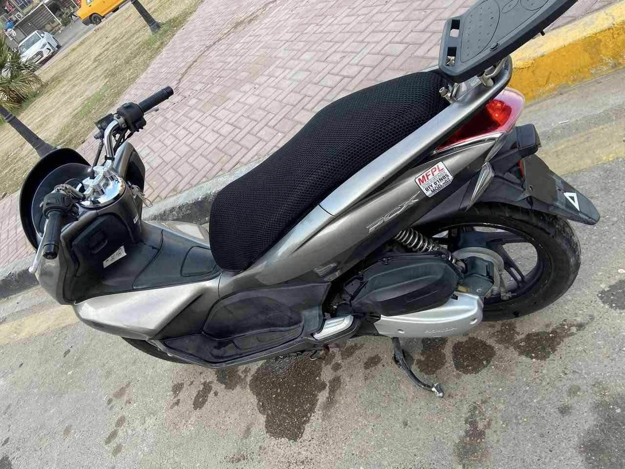 السلام عليكم PCX للبيع
جيل اول ياباني لون مميز 
الدراجه كلها بلادي واي نقص مابيها
ستاند كهربائي حساس ازدحام صلنصه رياضي بلادي
المسافه المقطوعه 23.500
مواصفات 150 
سعر مليونين و100
رقم ***********
