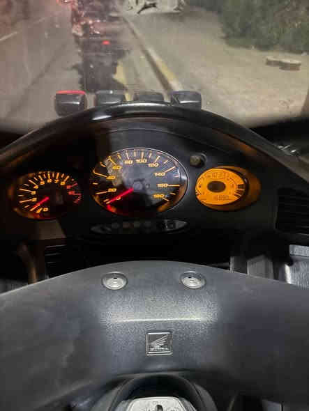 سلام عليكم اخوتي الطيبين سلفر ونج بوليسي 400 دراجه كفاله عامله من كلشي صارلي شهر ونص من اخذتها من رمبه دراجه وكاله وعليها درع امامي خلفي والدرع الخلفي اني فاتحه ضامه بلبيت والشراي بيه خير ويدلل وسعر خاص بسبب النفوس الضعيفه ومع احترامي للزينين مكاني بغداد وهاذا رقمي *********** للعلم الدراجه ماشيه فقط 16 الف يعني رمبه الدراجه
