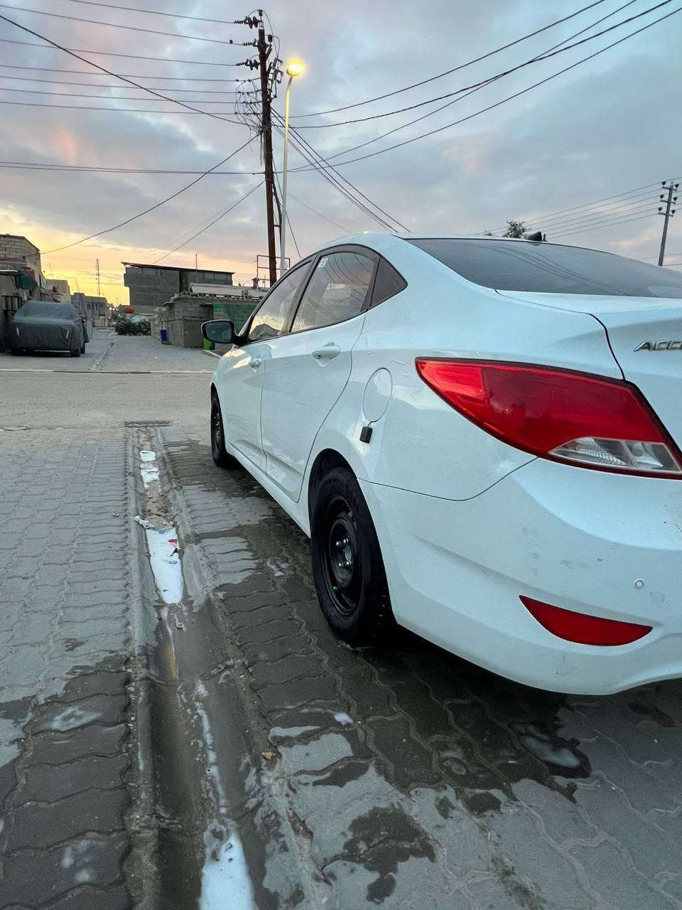 للبيع اكسنت موديل 2016 لون ابيض مكفوله من الصبغ فقط بارد باب الي وره السدر و البنيد مبدل بسبب شك رقم بصره السياره جاهزه مكينه1600 و كير و حداده جدد تبريد ثلج تخم تاير السياره برغي مناقصها فول مواصفات تنته و تحكمات شاشه كامره حساسات  فقط السياره بدون راعي اكفلك سرقه و عشائر 
السعر 65$
موبايل***********  مكان بصره الزبير

