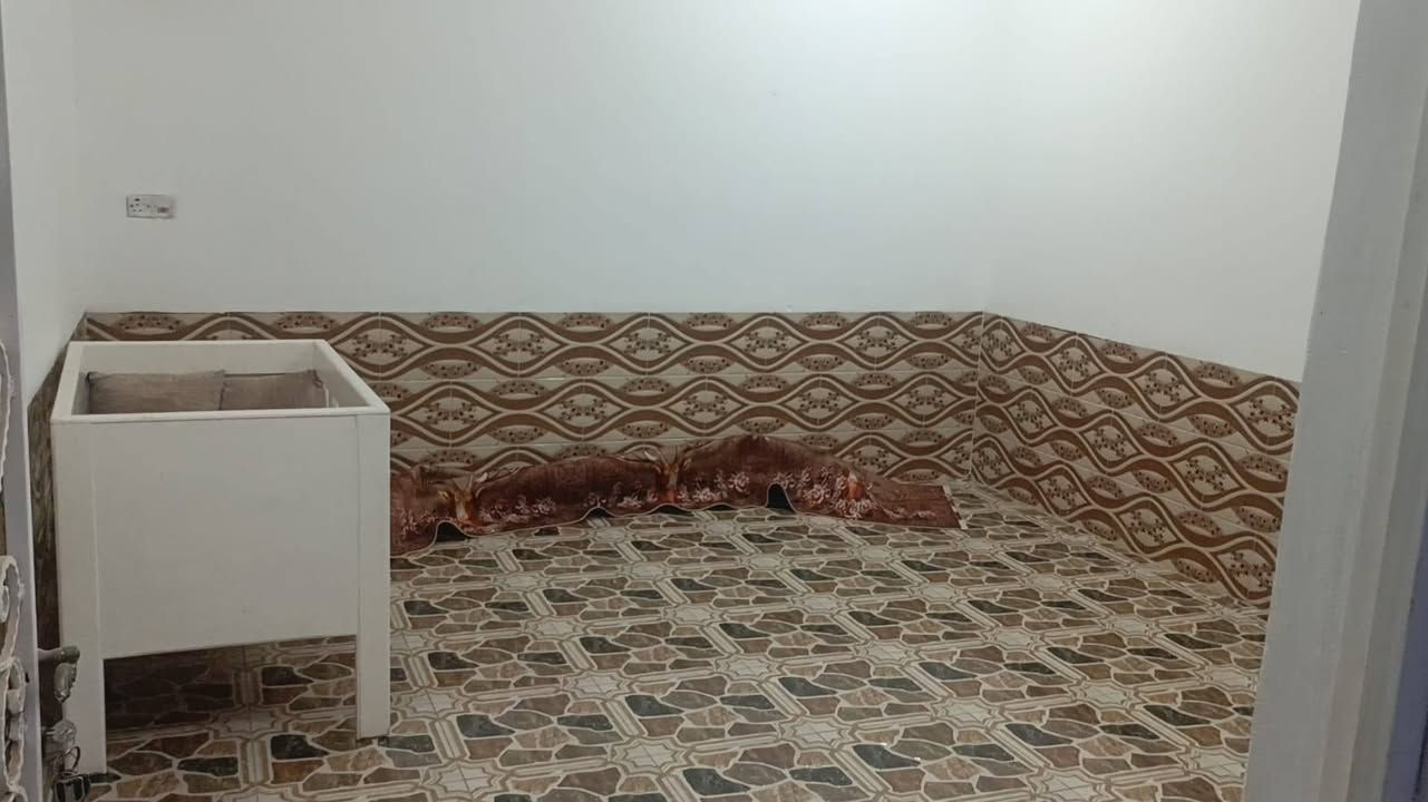 يارزاق ياالله 
دار سكن 250م طابو زراعي بناء طابوك 
يتكون من غرفتين نوم وهول مطبخ استقبال صحيات داخل وخارجيه كراج سياره وحديقه علما اني مع الدار سبالت وملحق المطبخ مرقم من قبل البلديه حي الحكيم شارع افران الهادي 
لاتصال على لارقام التالية واتساب 
***********
***********
