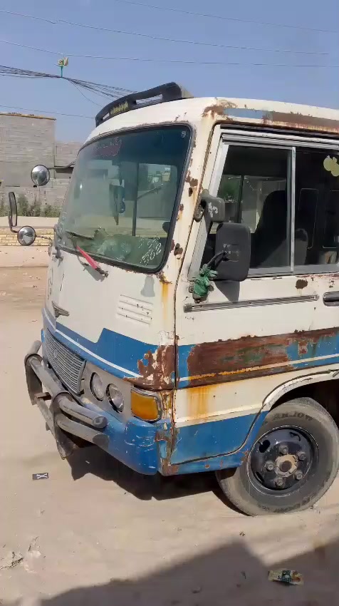 السلام عليكم 
كوستر موديل 82 للبيع 
رقم واسط مصفره من كلشي تريد تحول تريد وكاله ...مكينه وكير كيا بستا مكفولات اكسن شواصي مكفولات 
داخل نضيف سياره حلوه وجاهزه مابيها اي نقص 
مكان السياره كربلاء 
سعر اربع ملايين ونص .....اتصال فقط ‏‪***********‬‏
