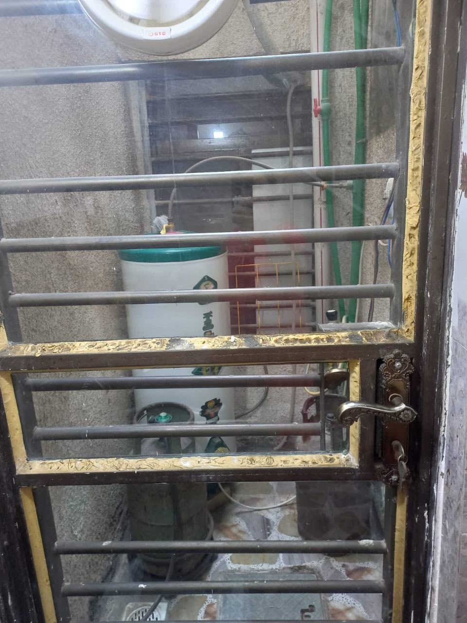 السلام عليكم 
مشتمل 65 متر واجهة 4،33 م نزال 15 
طابو صرف نظيف جداً طابو صرف 
صالة ، مطبخ ، مناور ، صحيات 
غرفة نوم أرضية ، بيتونة ، سطح 
موقع بغداد حي الري قرب شارع قطر الندى
للاستفسار *********** متوفر واتساب
