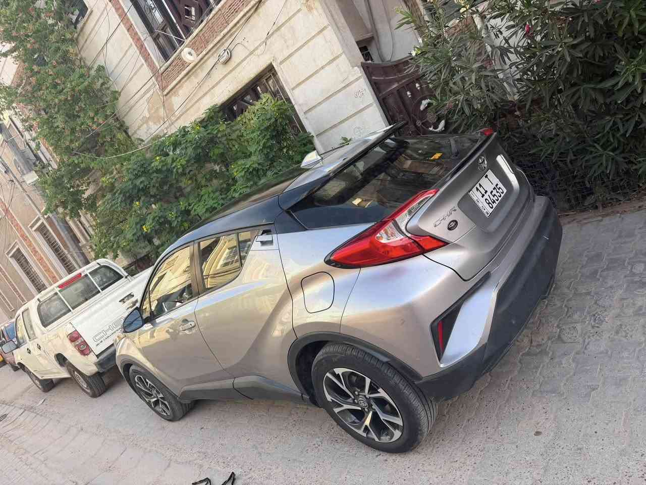 السلام عليكم للبيع او مراوس حسب القناعه تيوتا CHR وارد امريكي  حادثه جاملغ وبنيد  الشاصي بي سحب  موديل 19 بااسمي هزه وسنويا جديده مكان السياره ساحه عدن للاتصال ***********ماشيه  53 قطعتين صبغ تفاصيل اكثر اتصال على الرقم

