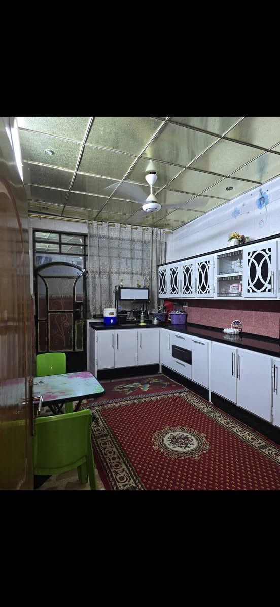 عقار البيع بغداد البلديات مقابيل ملعب الصناعه مساحه ١٥٠ نزال ٢٠ واجهه ٧ ونص البيت نضيف ***********
