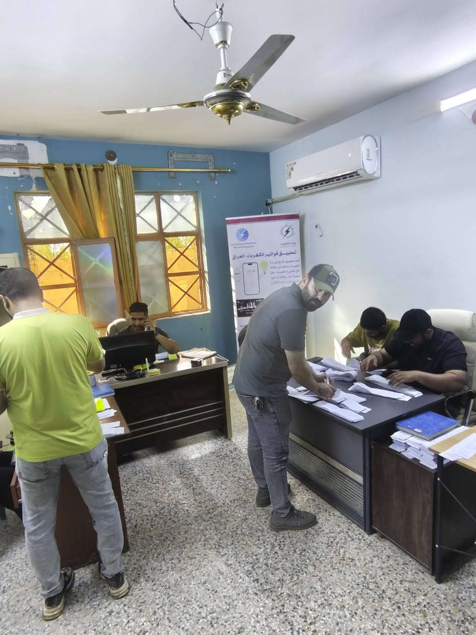 مركز صيانة الوحدة لقطاع أطراف الرصافة الجنوبي
.الملاكات الإدارية.. التخطيط المتقن لخدمة المواطن
✍️اعلام فرع الرصافة 7 حزيران 2026
منذ ساعات الصباح الأولى، تواصل ملاكاتنا الإدارية عملها الدؤوب خلف الكواليس، لتكون المحرك الحقيقي خلف كل إنجاز فني يلمسه المواطن في شبكة الكهرباء.
إن مهام الملاكات الإدارية لا تقتصر على تنظيم العمل، بل تمتد لتكون الركيزة التي تضمن تحسين الشبكة الكهربائية من خلال التنسيق الميداني الدقيق، توفير المواد والمعدات اللازمة في وقتها، وإدارة الجداول الزمنية التي تمكّن ملاكاتنا الفنية من إنجاز مهامها بكفاءة عالية.
إن التزامنا الإداري ينبع من حرصنا على أن تترجم كل خطوة ورقية أو تنظيمية إلى استقرار ملموس في خدمة الكهرباء. نحن هنا، نعمل بتكامل تام، لنضمن أن تكون خدمة المواطنين هي الغاية الأولى والوحيدة لكل جهودنا، إدارية كانت أو فنية.


**إذا كنت صاحب هذا الإعلان وتريد حذفه لأي سبب، رجاءا أرسل رسالة إلى الدعم الفني**