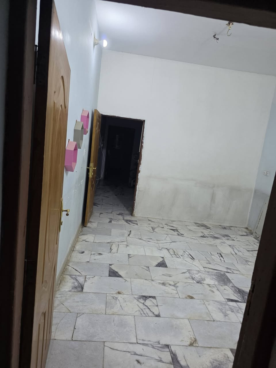 بيت للايجار ام الخيل الثالثة 100 م طابقين ..
غرفتين نوم واستقبال وصالة ومطبخ وصحيات وكراج
سعر الايجار 300 الف شامل مي وكهرباء 
*********** مكتب المحنه
