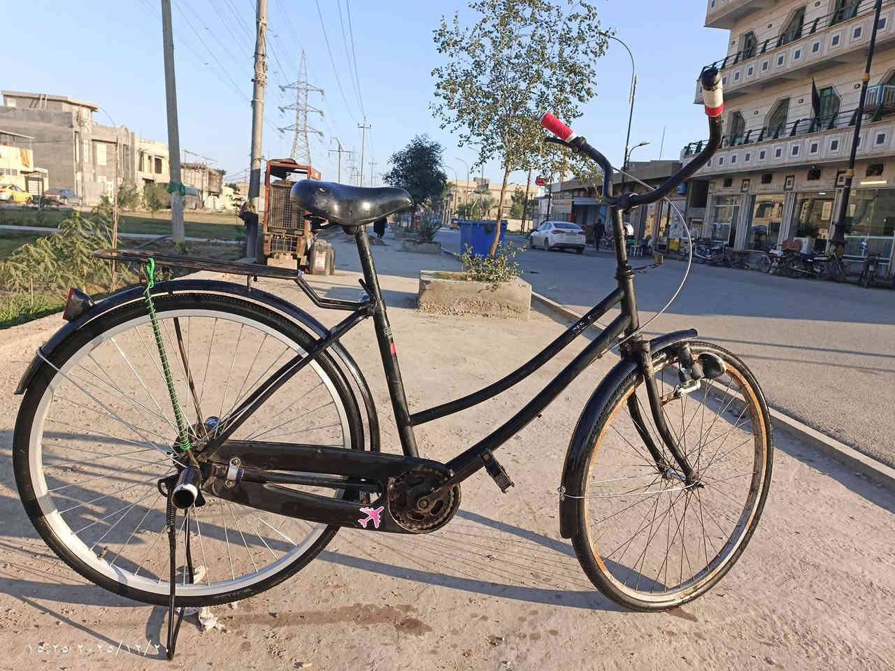 من رخصت مدير الاكروب
بايسكل للبيع 
الحجم 26
المكان عزيزية 
عيوبه جان بي صبغ اضافر قليل بأماكن بسيطه ورشيته صبغ اسود 
 وما مبين أبد بايسكل الله شاهد نضيف ومرتب وحلو كامل ما بي نقص أي شي السعر 80وبي مجال بسيط ودللو
للاتصال فقط واتساب***********
