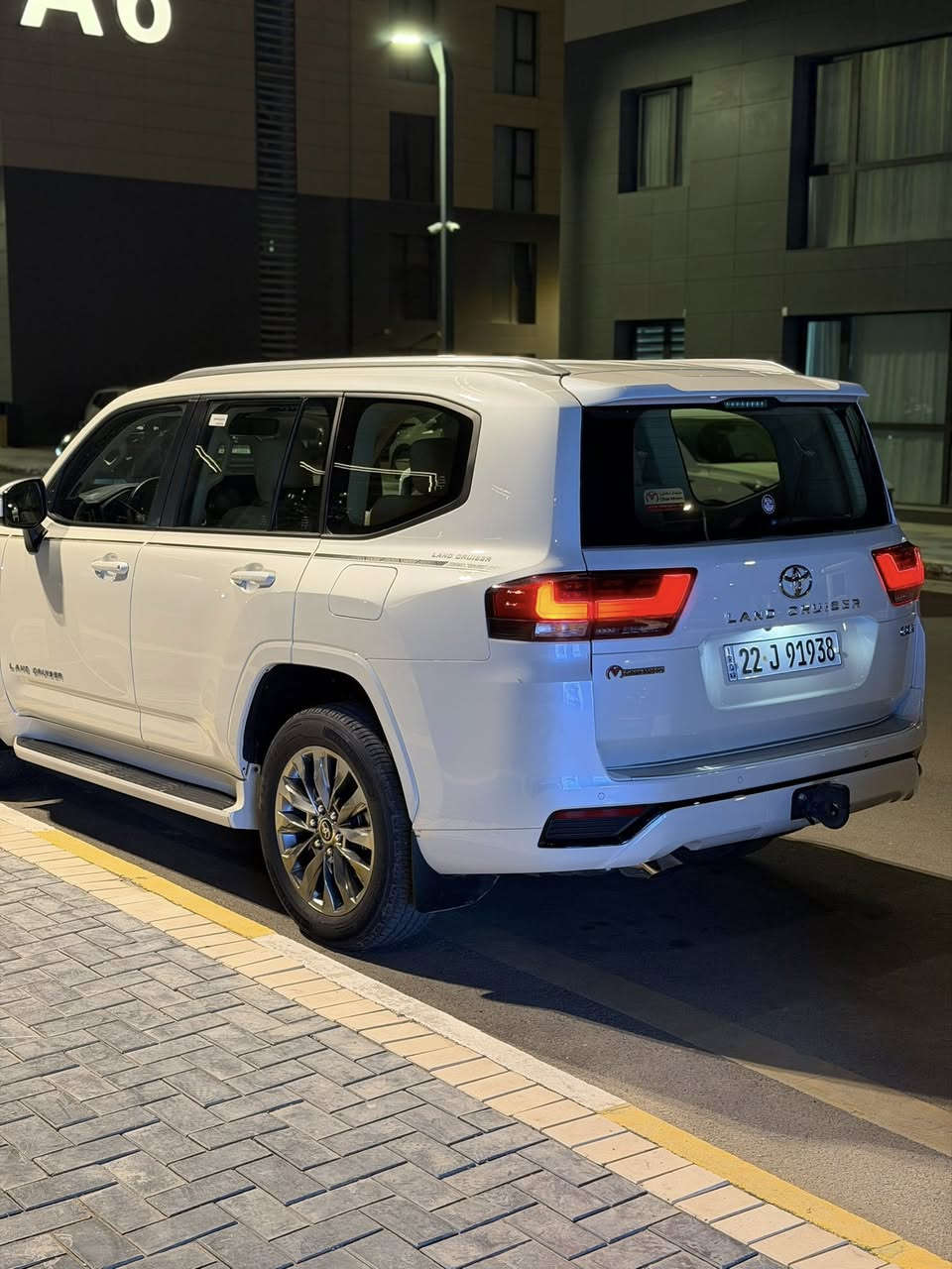 السلام عليكم🖤
للبيع تويوتا لاندكروز  GXR 2024 خليجي وكالة جيهان لا تزال تحت ضمان الوكالة 
عداد 25 الف كيلو مكفولة كفالة عامة ومغلفة PPF ضمان 10 سنوات 
مكينة 4000 تنفس طبيعي 
مكان السيارة بغداد حي الجامعة 
السعر المطلوب 68,300$ وبيها مجال
***********
