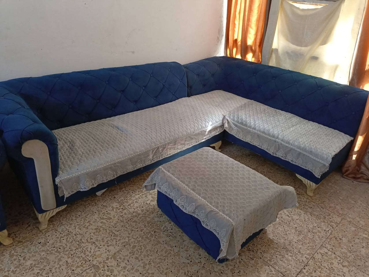 ديوان نضيف مابي اي ضرر السفنج مالته عالي ماخاسف لا نضيف بعده اخو الجديد 
8 مقاعد وتحتوي وياه طبله سعره ب 175 ولي شراي يتصل ع رقم ***********
