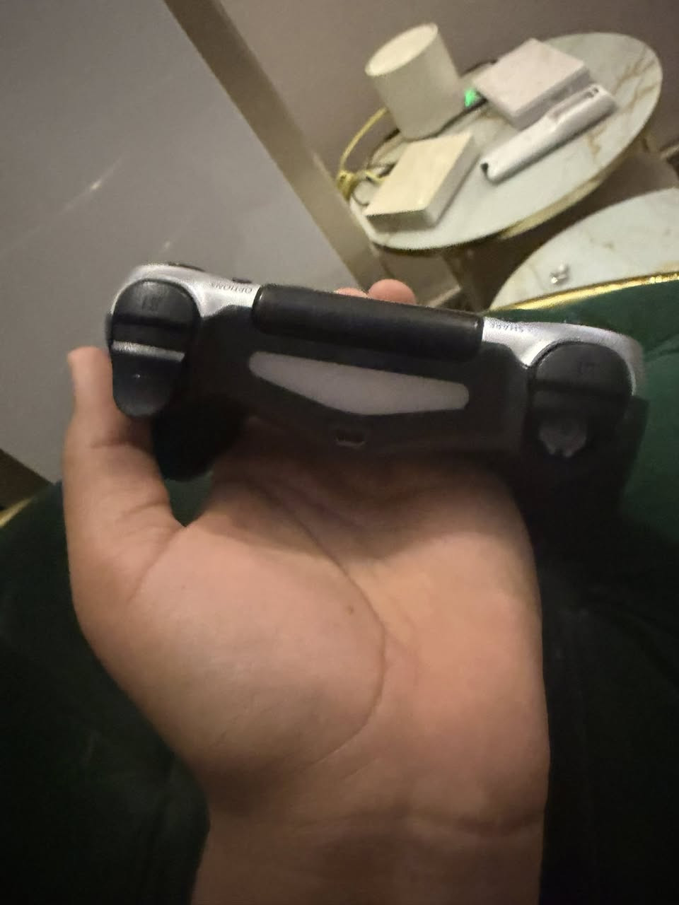 السلام عليكم بلي 4 فات مآبي شي نضيف جدا معا ضمان 6 اشهر  مفتوح فقط لتنضيف امانت الله يجي ويا جوستكن اصليه مال بلي و احده تجاريه  وبي قليل شخوط و يجي جي تي اي 5. بس بدون حافظه مالتها و يجي وياها لعبه باتمان معا جميع الملحقات  معا هديه شاحنات 2. أو مراوس اكسبوكس سيريس السعر 325 وبي مجال و يوجد توصيل ***********
