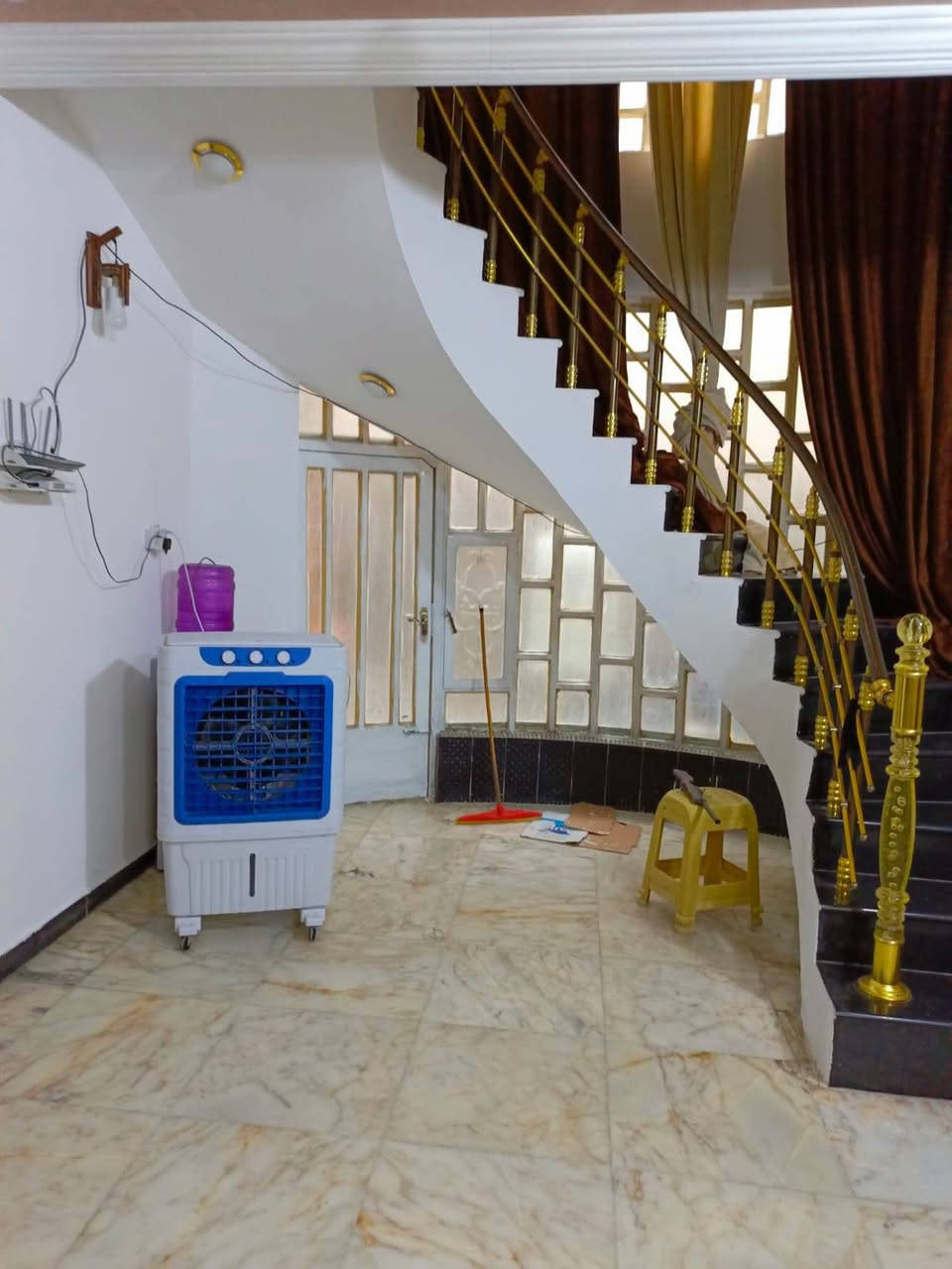 ✅دار البيع طابو صرف المساحة 200 /🏠
✅طابق ونص /
✅كونكريت مسلح بناء حديث 2023 /✨
✅العنوان حي الحضارة شارع العمارات/🏢
✅السكنيه/ الجديدة /🏢
✅الواجهة 10 النزال 20/
✅يحتوي البيت على /⭕
✅كراج سياره كبير /🚗
✅استقبال كبيره /⭕
✅صاله مطبخ /♨️
✅غرفه نوم عدد 2 / وحده جوه وحده فوك /
✅صحيات داخليه وخارجيه /🛁
✅مناور / درج دور تصميم حديث /✨
✅الارضية مرمر /✨

✅مراجعة مكتب قصر الباشا للعقار /🚩

✅العنوان المكتب شارع أسواق طيبه /🚩
مجاور أسواق دجله /🪙

✅الاتصال على الرقم *********** /📞 وتفاصيل /☎️
-----------------------------------------------------------
