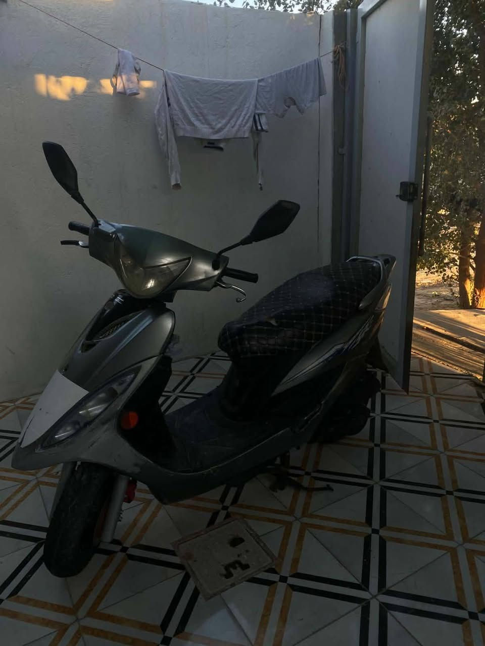 سلام عليكم كايمكو g4 درجه قويه ما مفتوحه علا وضع شركه ما ممدود علي سعر 375 سبانه شغال كله اشاير لايت عالي وناصي بك لايت كله شغال كيج بانزين شغال كله شغال بس كشر شويه تعبان بس هم نضيف مكان رمادي تائميم رقم ***********
