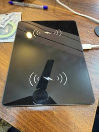 شاحنات منضديه تشحن وايرليس للايفون وباقي الاجهزه الي تدعم الشحن الاسلك...