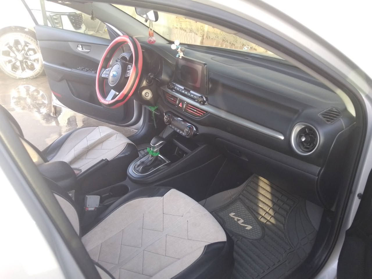 كيا فورتي موديل 19
رقمها اربيل امريكياا
لسياره حادثها بامريكه بابين جهت السايق 
ونضربت عدي بنيد وقبق جنطه بدلتهن مال كصه
وجاملغ صبغ
مكانها بابل
السعر ب130
***********
