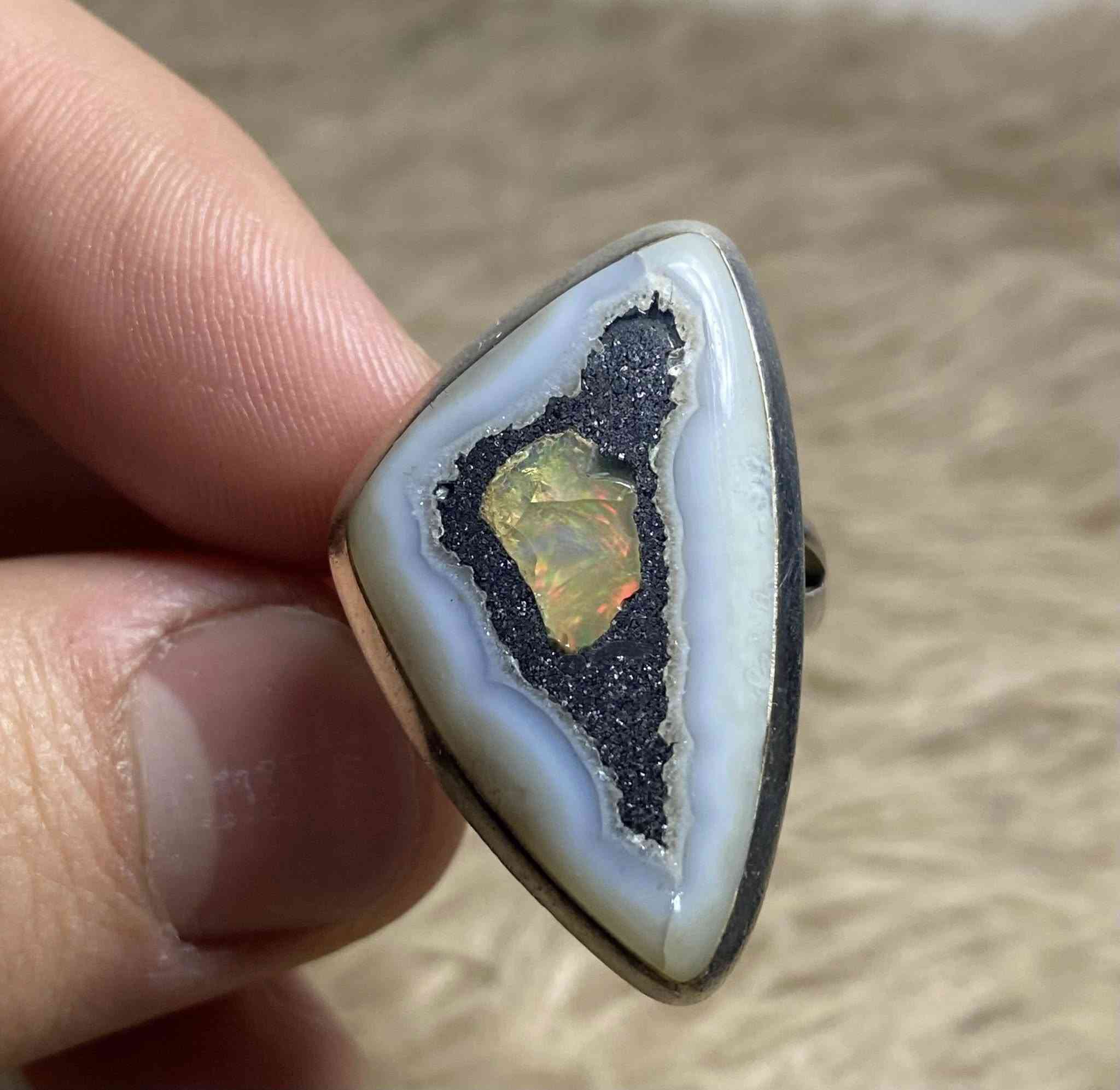 خاتم اوبال طبيعي خام تقريباً نادر جداً مصور صياغه يدويه قياس(23) للبيع يوجد توصيل ***********
