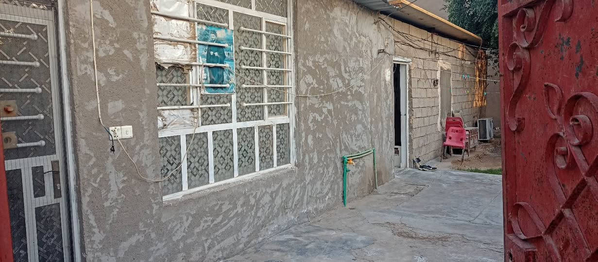 السلام عليكم دار للبيع تجاوز المنطقه بغداد  جسر ديالى القديم الرياض المساحه 200 متر مبني 100 يحتوي  غرفه نوم 5×4 مطبخ 4×4 استقبال 5×5 حمام داخلي اضافة الى  كلدور  و ترك داخلي وتواليت خارجي كهربائيات كامله وخطين كهرباء  اضافه الى سحب المولد والصحيات كامله  رقم الهاتف *********** وموجود عل فيس
