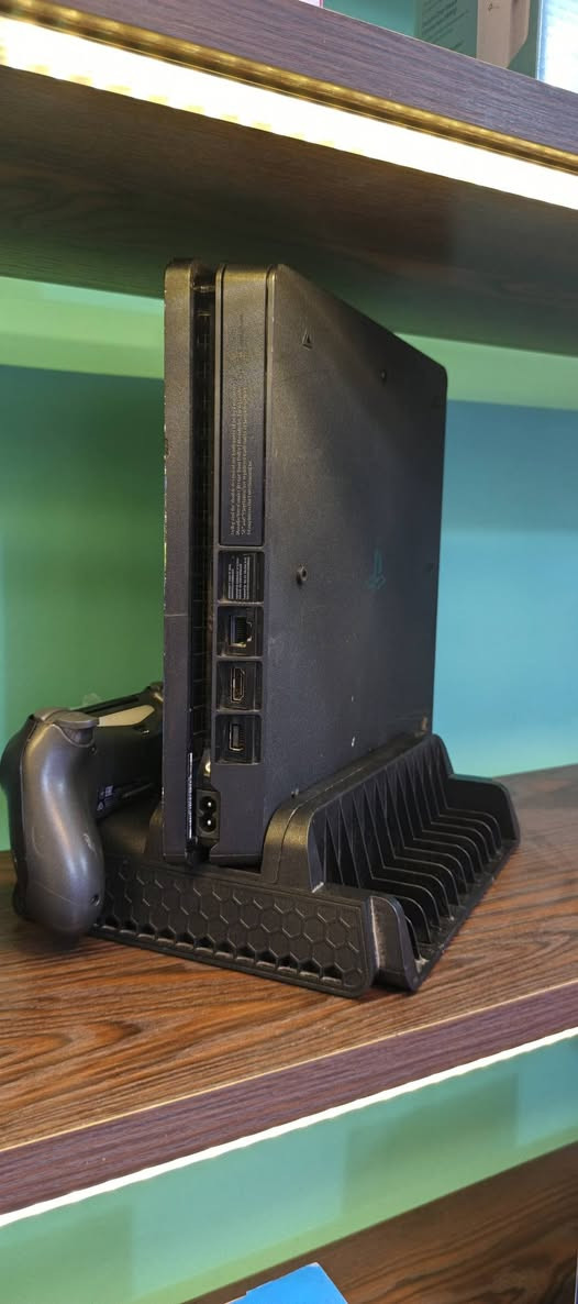 بلي 4 سلم مهكر نضام 11 تحديثه جان 10 متروك من ٢٠٢٢ ذاكره 500 مع ستاند فان وشحن يدات مع يدات ثنين تجاري جديد وكارتونه مع العاب حسب الطلب سعر ٢٣٠ الف الجهاز لامفتوح ولامصلح لوك ستيكر 
مكان بغداد الحريه 
***********
