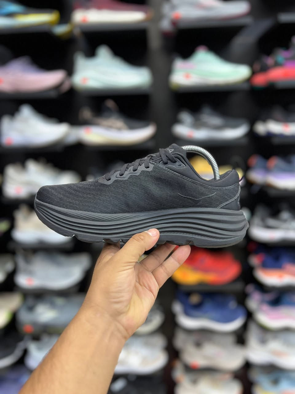 HOKA Bondi 8

🌟 أبرز مميزات الحذاءتبطين فائق وسميك: يحتوي على نعل أوسط ضخم ومصنوع من رغوة خفيفة الوزن توفر امتصاصاً ممتازاً للصدمات وراحة فائقة للقدمين والمفاصل عند الوقوف الطويل أو المشي.جزء علوي مرن ومسامي: مصنوع من قماش شبكي (Mesh) هندسي يوفر تهوية ممتازة للقدم ويمنع التعرق.تقنية Meta-Rocker: انحناء النعل مفرغ بطريقة تدعم حركة القدم الطبيعية وتدفعك للأمام بسلاسة أثناء السير.استخدامات متعددة: مثالي جداً للجري، المشي لمسافات طويلة، والدوامات الطويلة التي تتطلب الوقوف المستمر

اصلي وكاله غير مستخدم

قياس 40.5 القدم 25.5

السعر 75 الف

توصيل 5 محافظات 3 داخل النجف 
العنوآن نجف ملحق الروان
*********** واتساب
