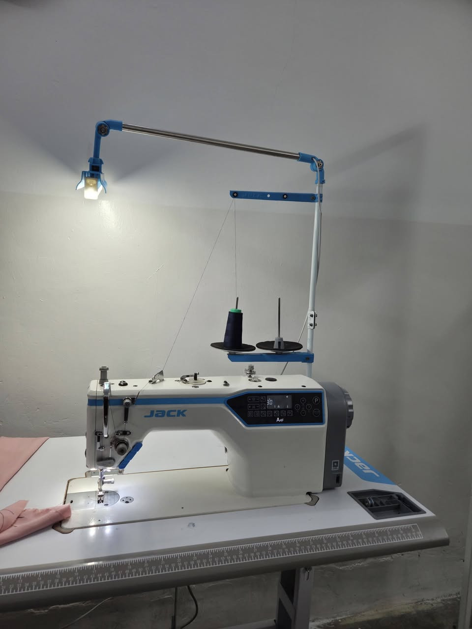 السلام عليكم ورحمة الله
مكينه جاك A4F 
 ناطقه بالعربي رفع بايه وقطع خيط
 فول مواصفات مكاني كركوك حي الاسرى السعر ٤٥٠

بيع فقط داخل كركوك 
***********
