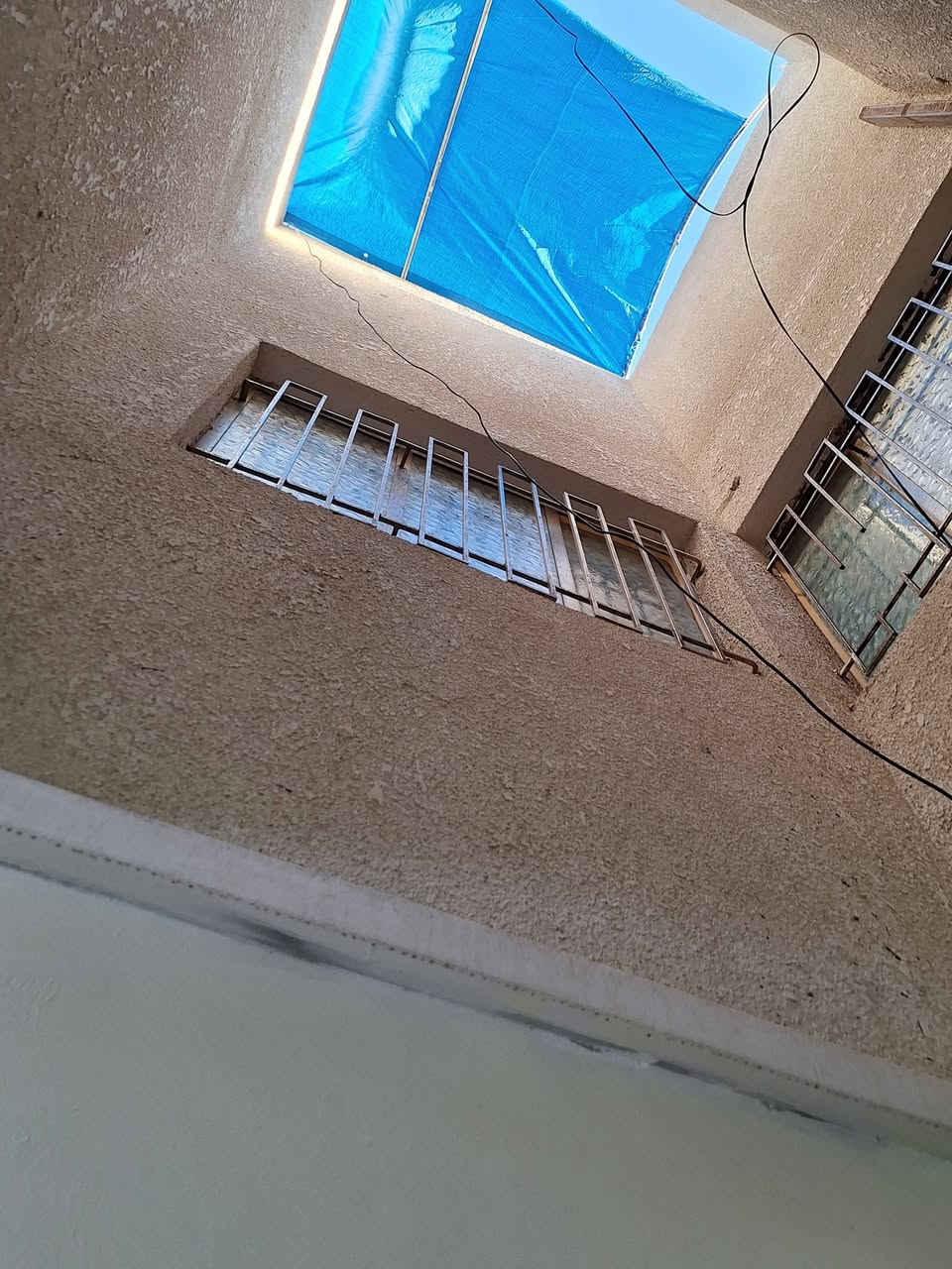 السلام عليكم دار للبيع المساحه ١٥٠متر الواجهه٦ متر النزال ٢٥متر العنوان شهداء البياع محله ٨٧٣ قرب شارع العوادي مقابل سياج مدرسة الرياحين يحتوي على غرفه عدد ٤ صاله هول داخلي منور صحيات عدد ٣ بيتونه كراج مطبخ الدار مرمم ترميم كامل طابو صرف سند مستقل موبايل صاحب الدار للإستفسار *********** ,*********** بي واتساب
