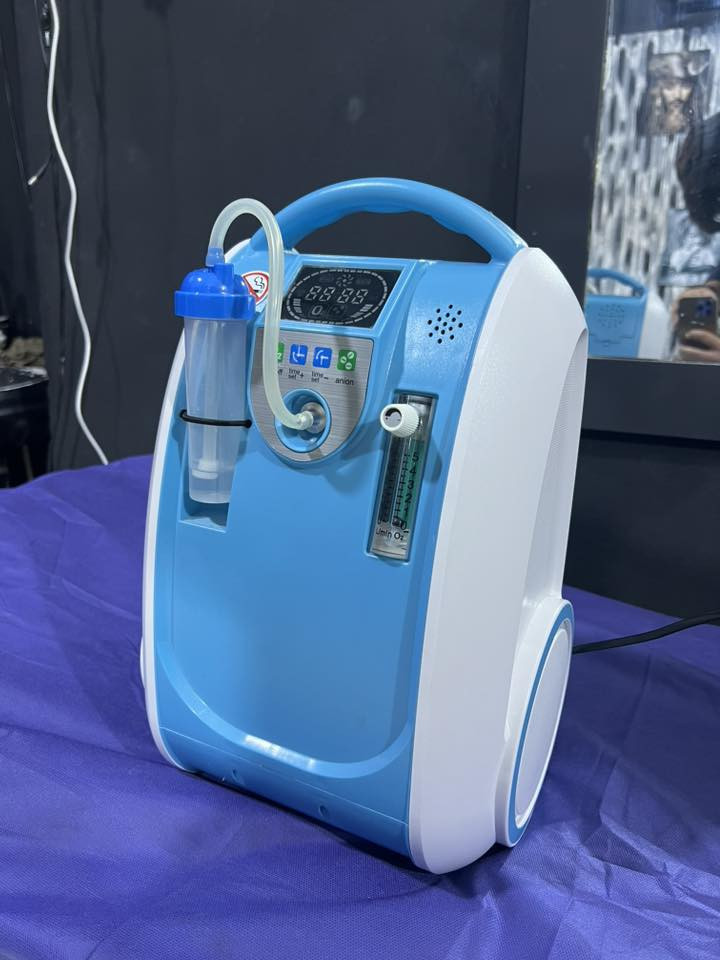 للبيع: جهاز مولد أوكسجين متنقل بملحقاته الكاملة 📦
للراغبين في اقتناء جهاز أوكسجين عملي وموثوق 5لتر، متاح الآن جهاز (توليد أوكسجين) بمواصفات ممتازة:

📦 المرفقات: (جهاز الأوكسجين + حقيبة التنقل + الشاحن الأصلي + وصلة ولاعة السيارة).

✨ الاستخدام: الجهاز مفتوح فقط غير مستعمل 

🚗 ميزة إضافية: الجهاز يعمل بكفاءة عالية داخل السيارة عبر الوصلة المرفقة، مما يجعله الخيار الأول للسفر والرحلات العلاجية.

السعر: [450.000] (قابل للتفاوض البسيط للجادين).

المكان: [النجف الاشرف].

للتواصل: [***********]
