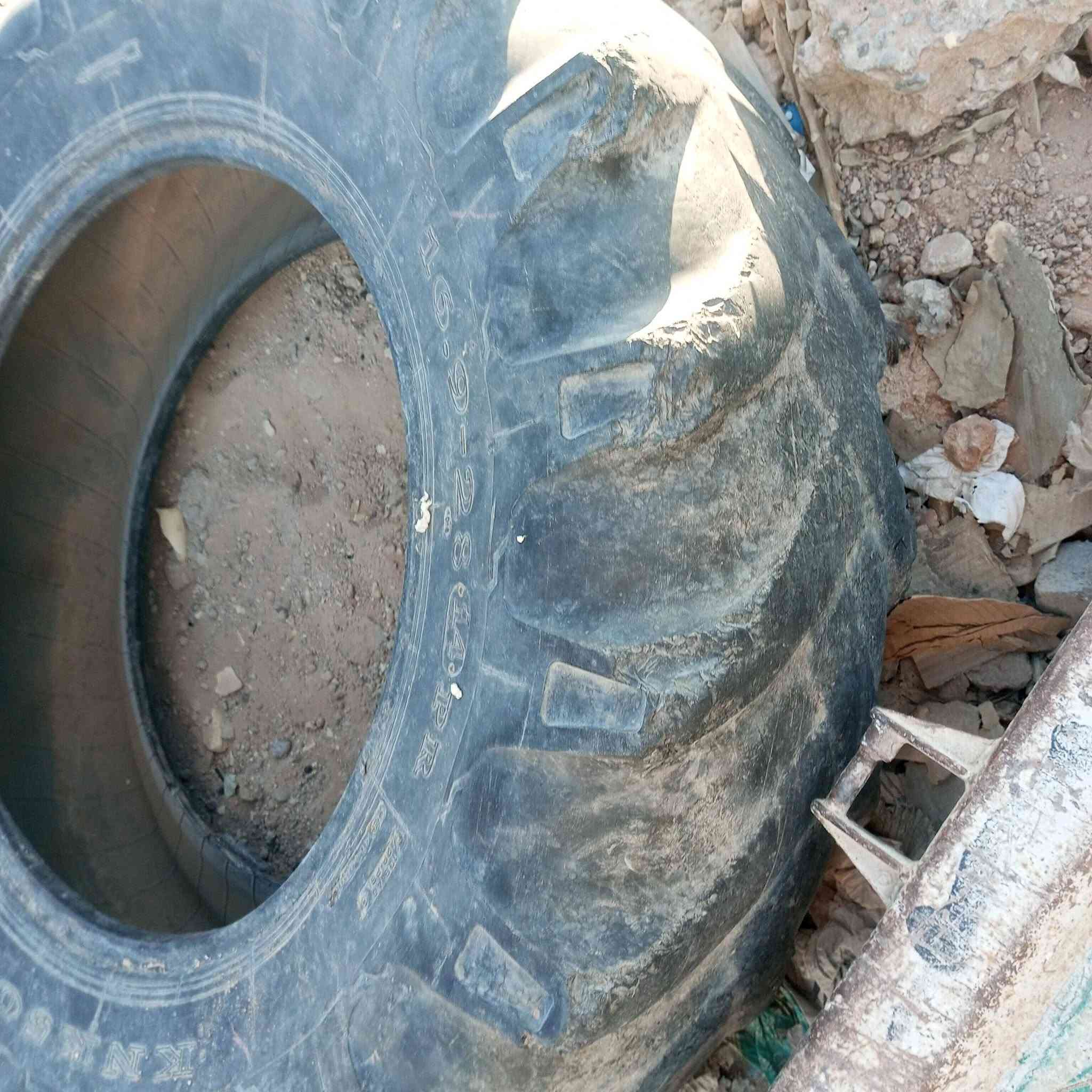 تايرات كاروبه عنتر لبيع المكان النجف الاشرف حجم 28،16 ***********
