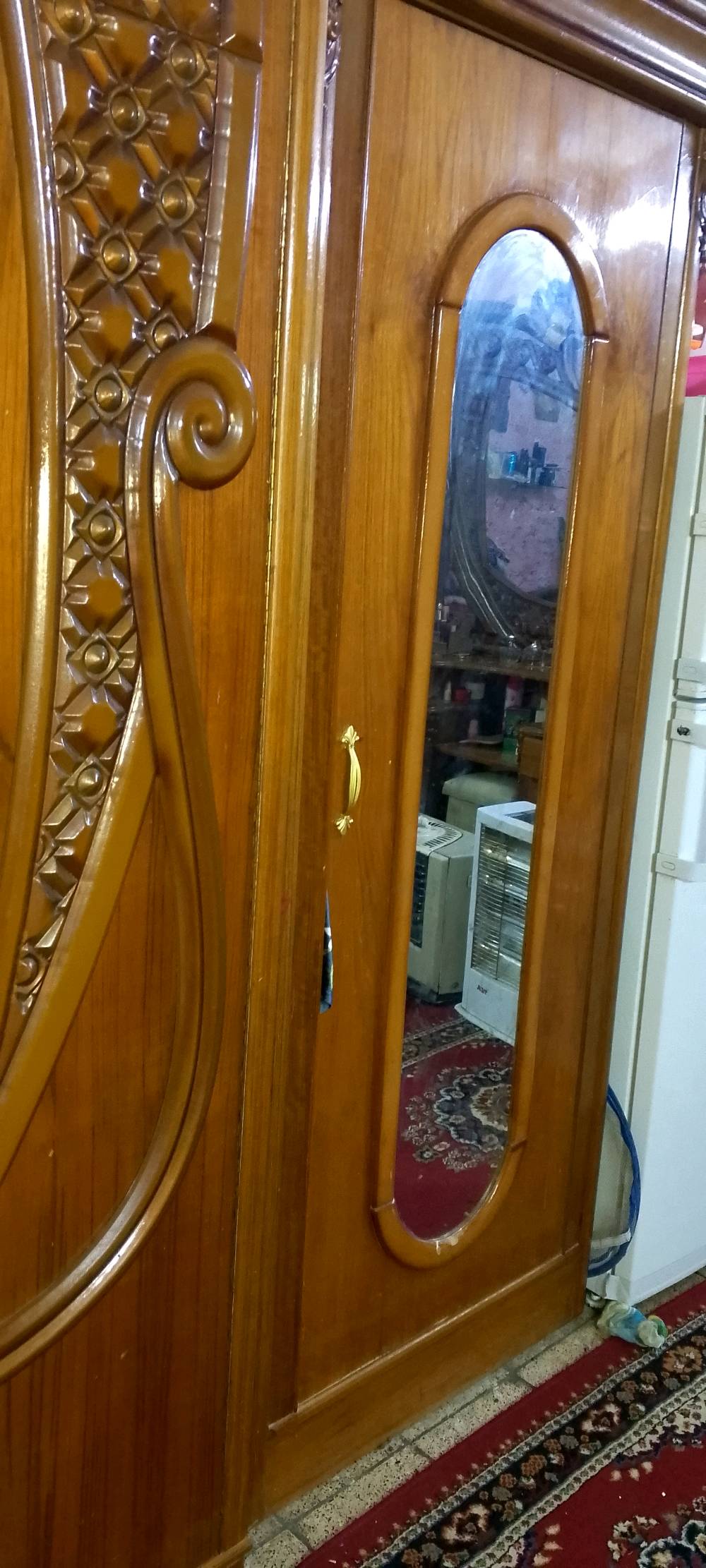 غرفة نوم راقية مصنوعة من الخشب المتين وتتميز بتصميم أنيق وزخارف جميلة. تحتوي على خزانة واسعة مع رفوف وأدراج مختلفة، بالإضافة إلى سرير مريح ومراية كبيرة مثبته على طاولة التسريح. الغرفة بحالة جيدة جداً وجاهزة للاستخدام الفوري.