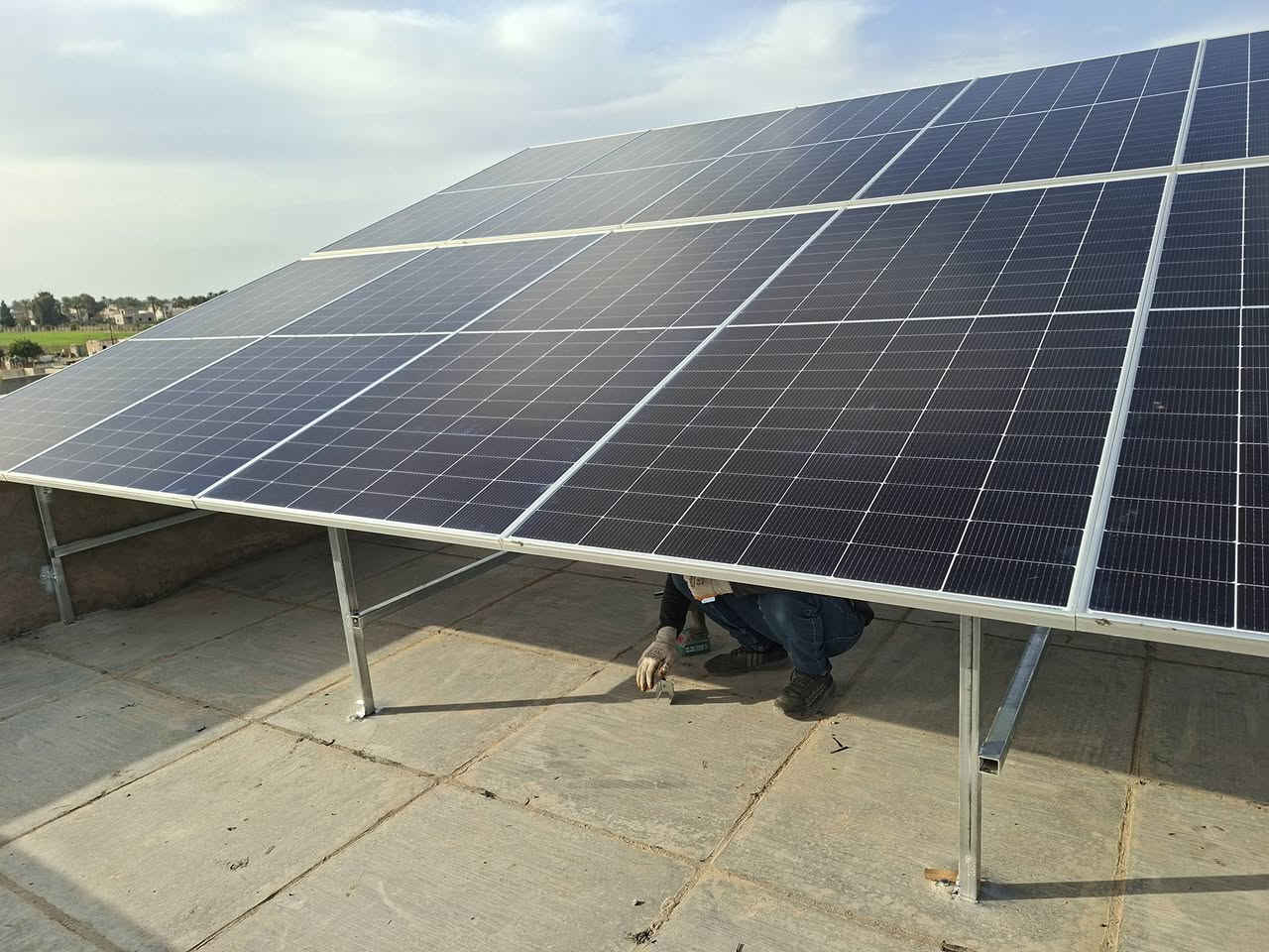 عملنا اليوف في تكريت قضاء #العلم
مبارك لبيت الدكتور عبدالحميد السبهان واخيه الاستاذ محمد .
نفذ #مركز_دجلة_للطاقة_الشمسية 
منظومتان بقدرة ٢٥ امبير نهار و١٥ ليلا 
المكونات//
انفيرتر فيليستي ٨ كيلو واط
بطارية جينكس كرين ١٦ كيلو واط
الواح لونجي ٦١٥ واط
باقي الملحقات والحمايات.
عنواننا//
صلاح الدين تكريت القادسية الشارع العام 
الانبار الرمادي شارع ٦٠
للاستفسار//
***********
***********
