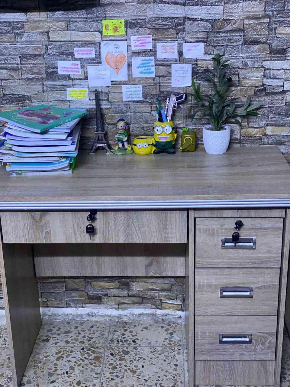 السلام وعليكم ميز مكته اخو الجديد اشتريته ابدايه المدرسه واريد ابيعه هسه السعر 75 قفل الرقم: ***********
