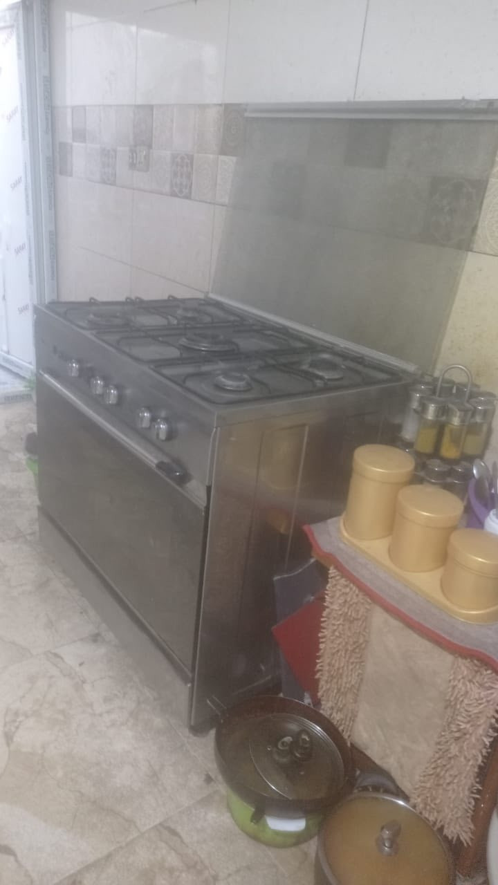 سلام عليكم غرفه اخشاب جديده عراقيه سعرها مليون و100
و طباخ نضيف كله شغال 5 عيون ولفرن ماله كلهن شغالات سعره 250 مكاني البصرة  متواجد واتساب  ***********
