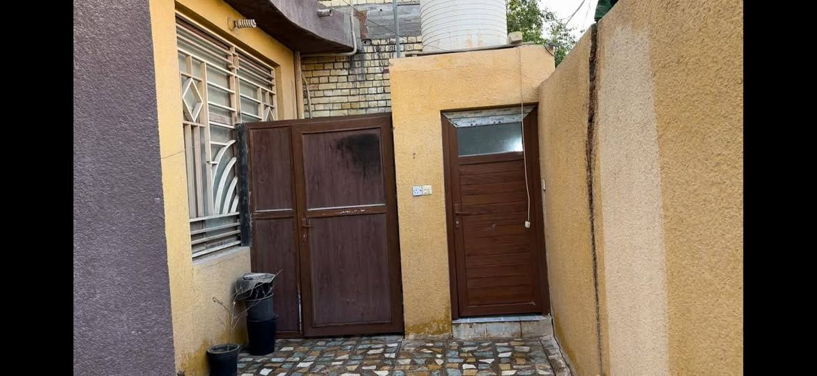 السلام عليكم
بيت للبيع
كربلاء / حي الاطارات / قرب كلية التربية المفتوحة
مساحة 200 متر 
طابق واحد 
سقوف ثانوية بنقش مغربي
استقبال + هول + صالة  + غرفة نوم مع حمام وتواليت داخل الغرفة+ مطبخ + حمام + تواليت داخل البيت + حمام وتواليت خارجي +  كراج للسيارة
البيت مع الأثاث بالكامل 
***********
***********
جزاكم الله خيراً
