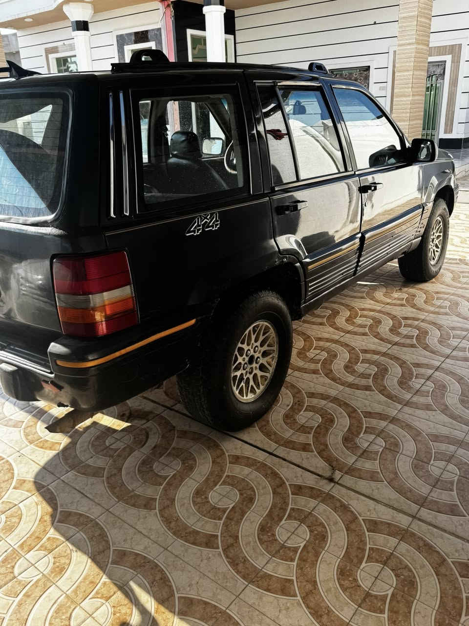 جيب موديل 1994 رقم ديالى دولي تحويل مباشر محرك وكير مال بطه جديد تخم تاير صدر داخل باتري جاهزه وحلوه مال جناي السعر ٣٥$وبيها مجال مكان السياره الأنبار الرمادي جويبه /***********
