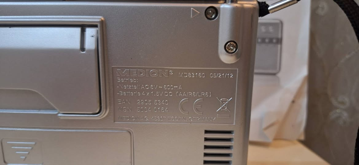 رادیود جیتال میدیون الماني اصلي نضیف جدا   یعمل علی ٤باتري قلم 
انتاج سنة 2010 موجات رادیو 
FM  MW  SW  LW
توصیل   للحجز مراسلة الصفحة او مراسلة واتساب على الرقم ***********
