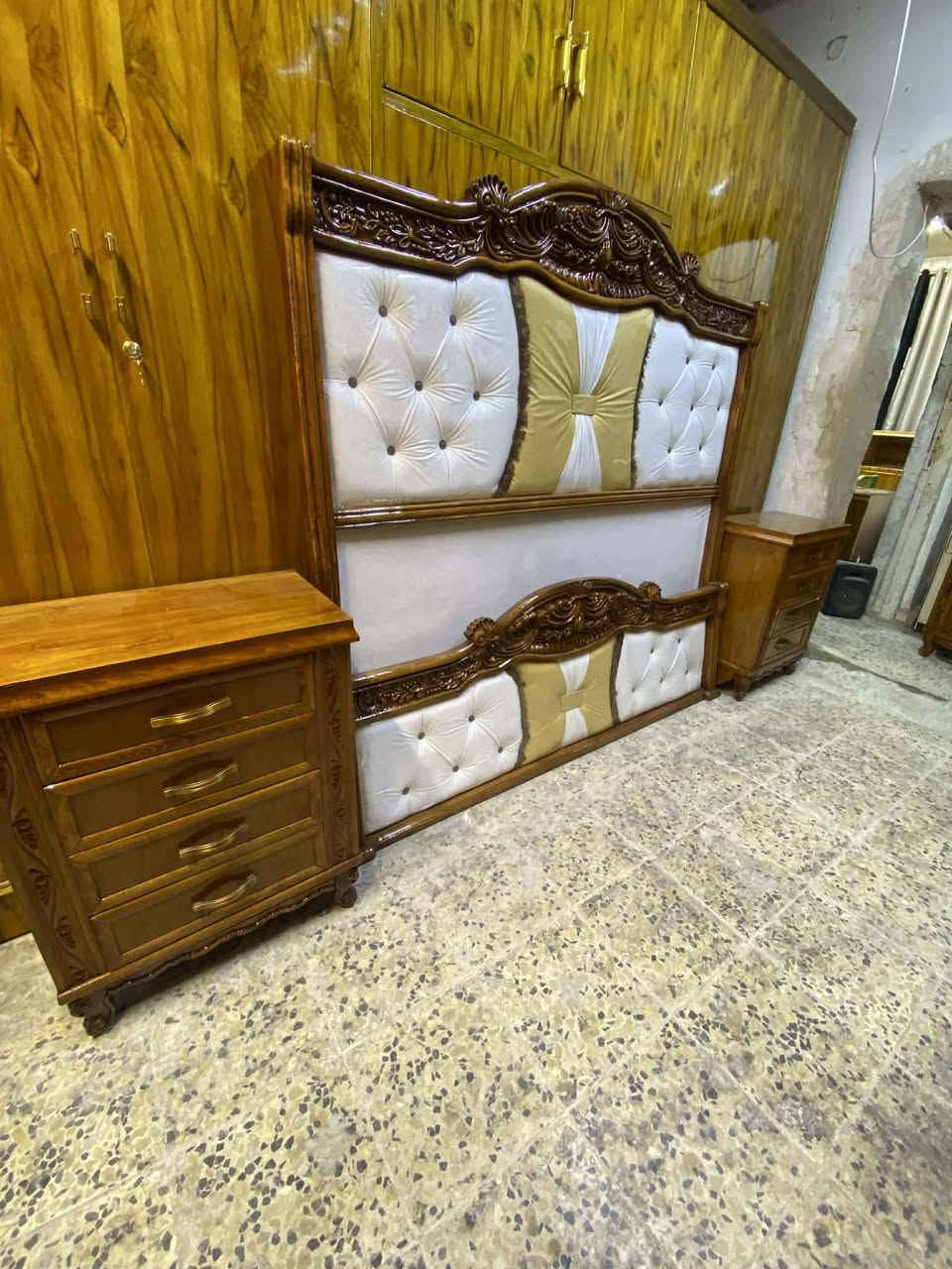 غرفه اخشاب  تسكام 5 ملم صاج خارج والداخل نقش زان 
توج زان  رجل جعب غزال شغل تفصال درجه اولى ثكيل الغرفه كلش ثكيله وخشب قوي واخت الجديدة ونظيفه كولش اي كسر
و ضرر ما بيها  نسبة نظافتها 95 /100  وأكثر 
زاويا تخليها بصف الكنتور صير 8 ابواب 
 الغرفه ولا غلطه بيها و بالعافيه على لي ياخذها   
 العنوان بغداد البياع لاعلام وتوصيل هم موجود


**إذا كنت صاحب هذا الإعلان وتريد حذفه لأي سبب، رجاءا أرسل رسالة إلى الدعم الفني**