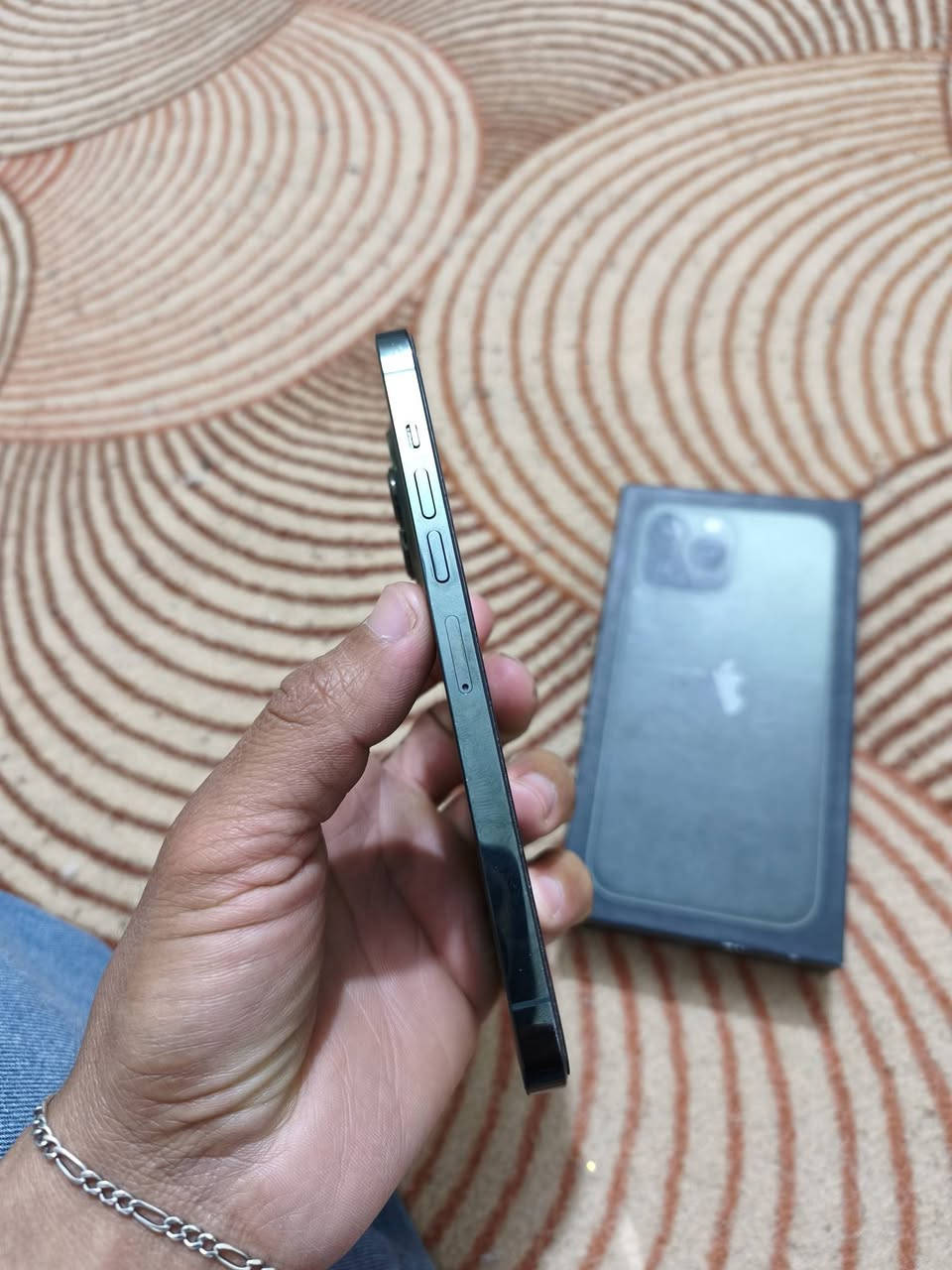 سلام عليكم آيفون 13برو ماكس امريكي
الذاكره 256 بطاريه 82بلاد مامفتوح مكفول
السعر 700 وبي مجال 
المكان القرنه 
***********
