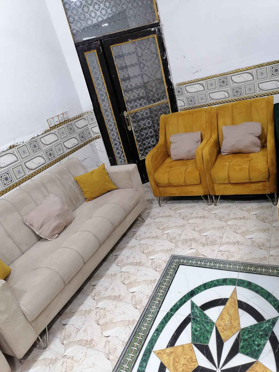 تخم ١٠نفرات نضيف حيل مابي اي ضرر ب٢٥٠ وبي مجال بسيط الشراي يتصل ماعدي مكان إله مستعجل على بيعه ***********
