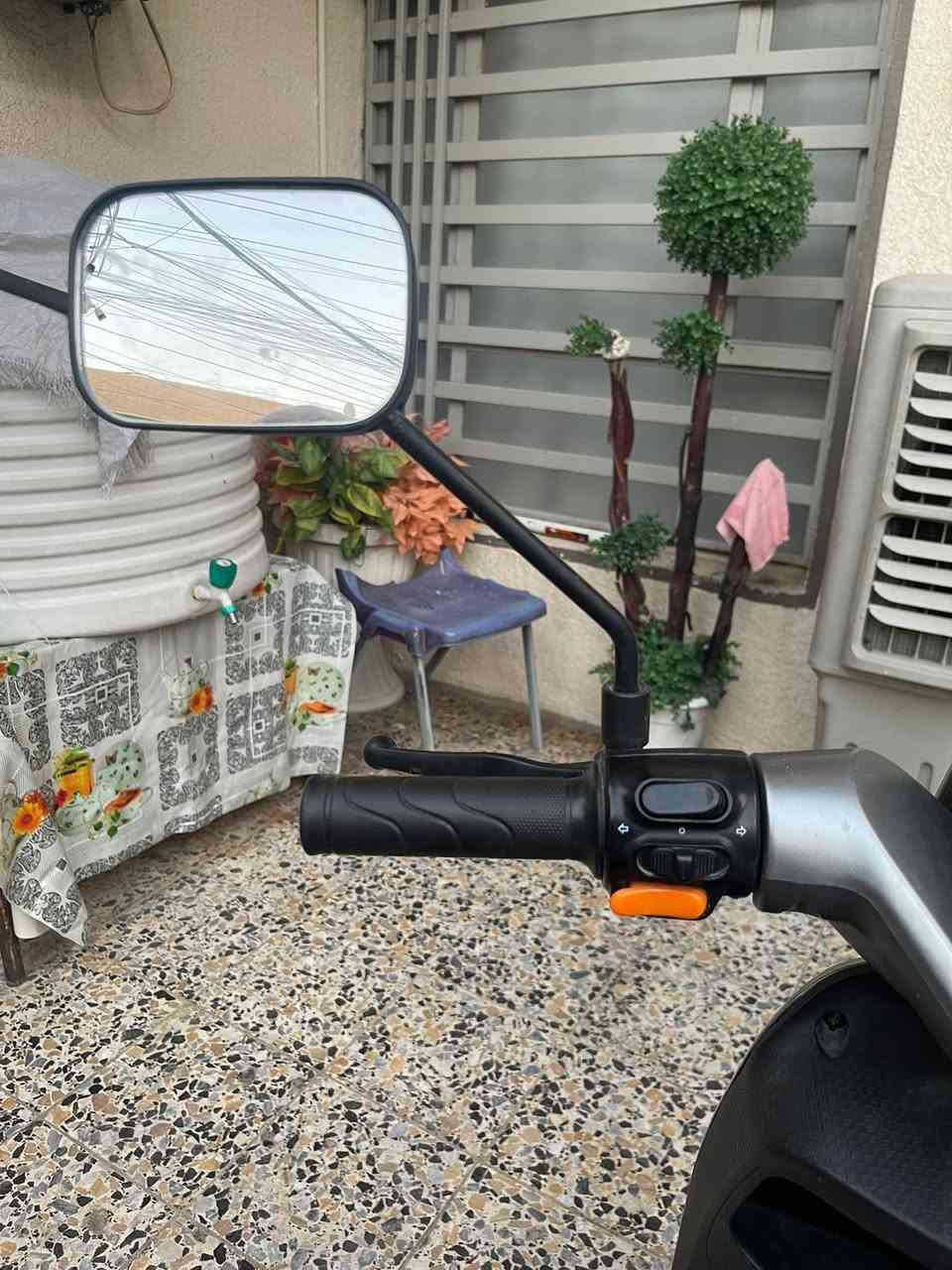 ⚡️ دراجة شحن GAROW RZ300 أصلية للبيع ⚡️
السلام عليكم شباب، دراجة شحن نظيفة جداً وبمواصفات ممتازة للبيع:
المواصفات:
 الماركة والموديل: جارو أصلية (GAROW RZ300) استيراد مباشر من الصين (صناعة متينة مو مثل العادي).
 الشاشة: شاشة رقمية دجيتال ذكية (LED) تطلعلك كل التفاصيل: السرعة، نسبة الشحن، والمسافة.
 العداد (المسافة المقطوعة): ماشية 8,944 كيلومتر فقط.
 السرعات: تحتوي على 3 سرعات (أنظمة قيادة) تكدر تتحكم بيها حسب حاجتك.
 النظام والأمان: فرام (بريك) ديسك أمامي هيدروليك لثبات عالي على الطريق.
 المظهر والراحة: لون سلفر مميز، كشن جلد مريح (خياطة دايموند) مع مسند ظهر للمقعد الخلفي.
 الإضافات: لايت أمامي LED قوي، إشارات، ومرايا جانبية كاملة.
تستعمل دلفري مال صين 
المميزات والضمان:

الاستلام من باب البيت: ريح نفسك، التوصيل والاستلام يكون مباشرة من باب البيت 
🛑 ضمان فحص يوم كامل: إلك حق تفحص الدراجة وتجربها لمدة يوم، إذا طلع بيها أي خلل أو شي ما عجبك، ترجع وفلوسك عندك

السعر والتفاصيل:
الدراجة كاملة وما تحتاج أي مصاريف
سعرها 500 قفل 
للاتصال ***********
