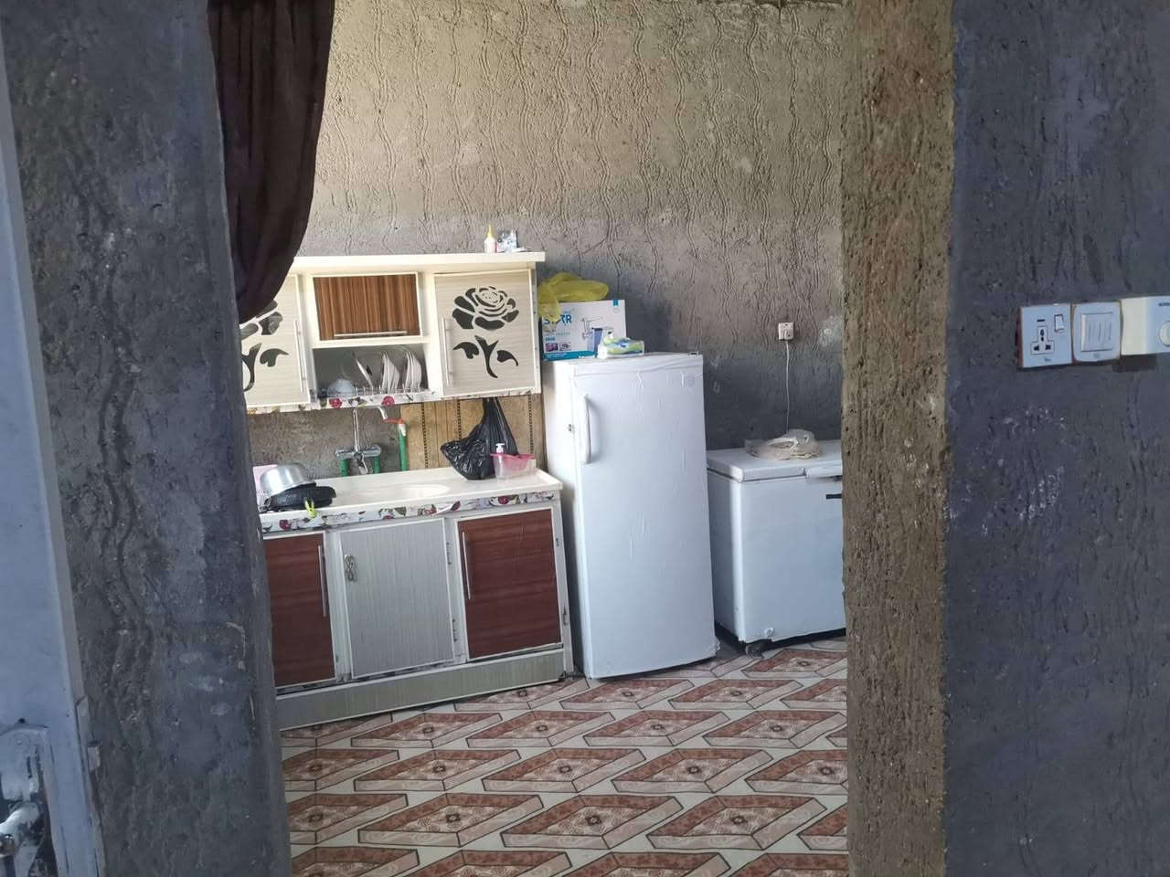السلام عليكم
عندي بيت زراعي مساحته 250 متر مشمول بالتطويب ومرقم مقابل الادله الجنائية عمود ٢٣٦ قريب على الشارع العام
البناء مال جناي درجه اولى
معوز تشاريف والمطابخ عدد 2 حار وبارد نقص سيراميك
يحتوي على غرفتين 4×5
صاله 4.15 × 9
استقبال 5.30 × 6.70
مكشوفات عدد 2
حمام داخلي وخارجي عدد 2
***********
